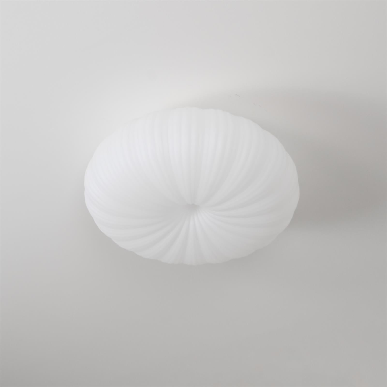 "Plafonnier LED en métal et acrylique, design moderne, lumière ajustable avec télécommande, élégant et contemporain."