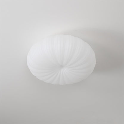 "Plafonnier LED en métal et acrylique, design moderne, lumière ajustable avec télécommande, élégant et contemporain."