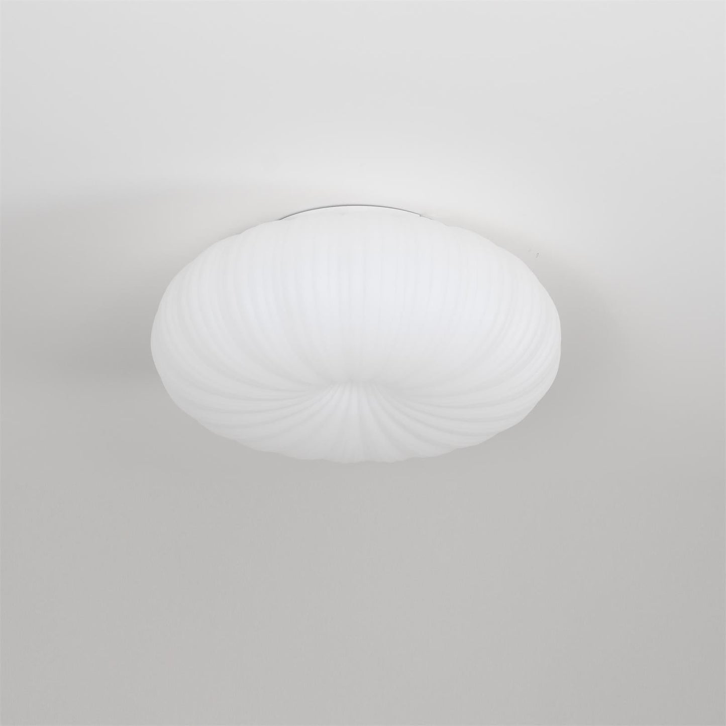 "Plafonnier LED en métal et acrylique, design moderne, lumière ajustable avec télécommande, élégant et contemporain."