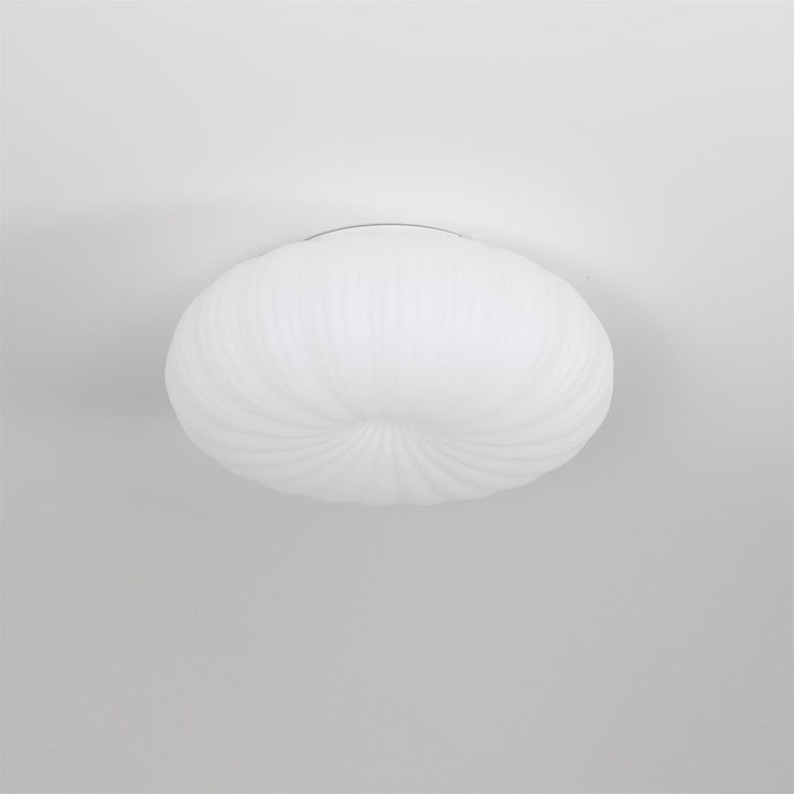 "Plafonnier LED en métal et acrylique, design moderne, lumière ajustable avec télécommande, élégant et contemporain."