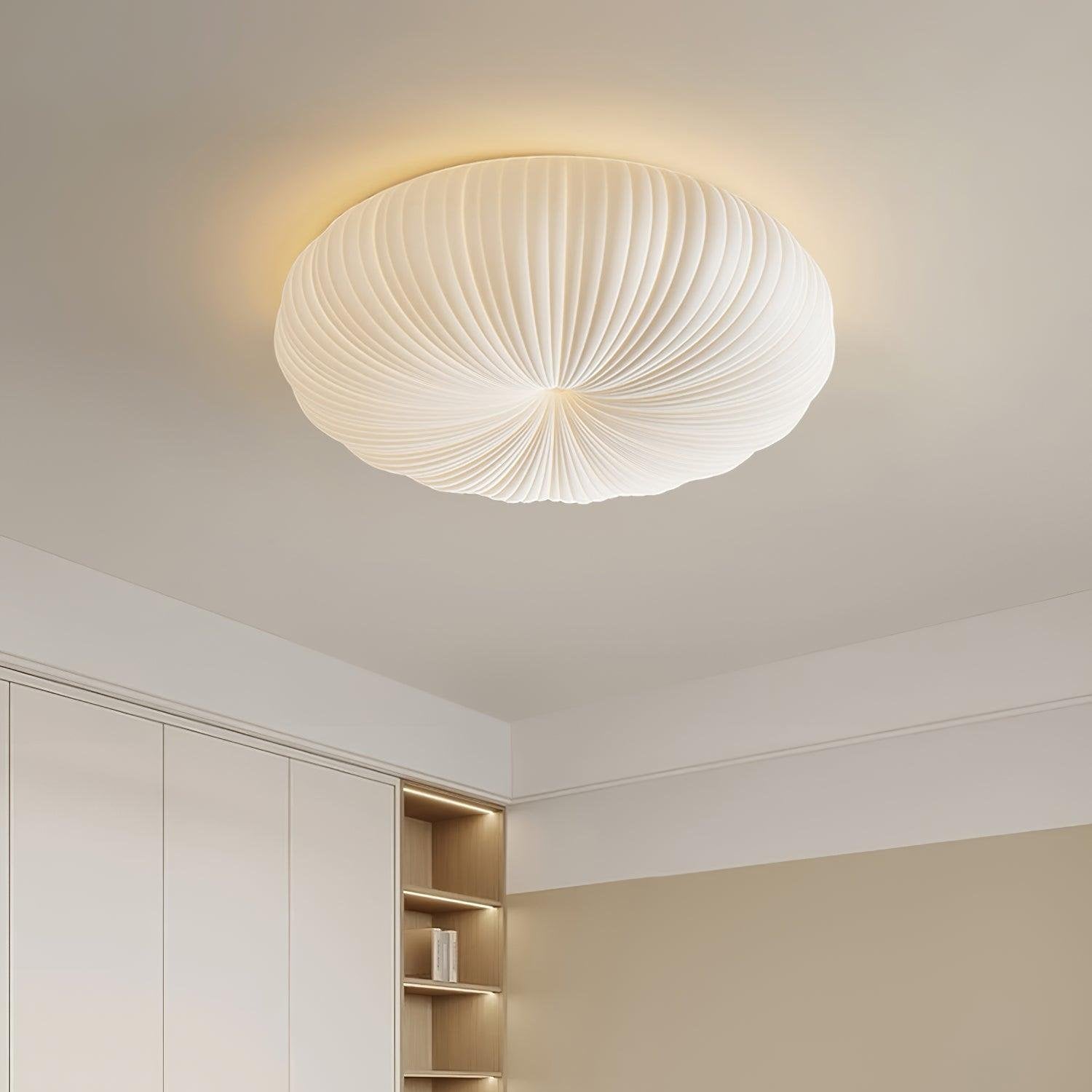 "Plafonnier LED en métal et acrylique, design moderne, lumière ajustable avec télécommande, élégant et contemporain."