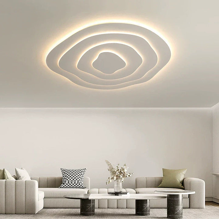 Plafonnier LED moderne design asymétrique finition crème, courbes artistiques, lumière modulable, métal et acrylique.