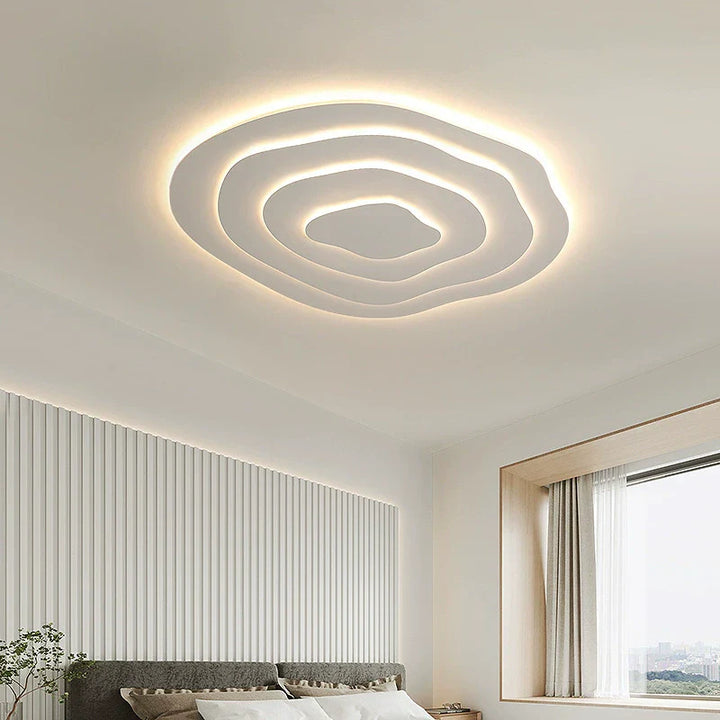 Plafonnier LED moderne design asymétrique finition crème, courbes artistiques, lumière modulable, métal et acrylique.
