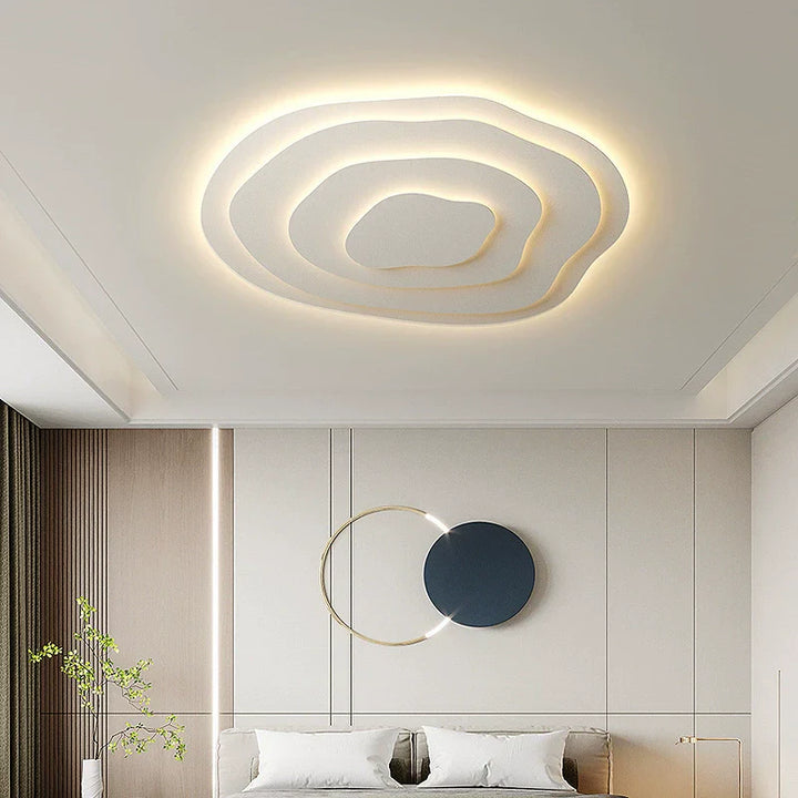 Plafonnier LED moderne design asymétrique finition crème, courbes artistiques, lumière modulable, métal et acrylique.