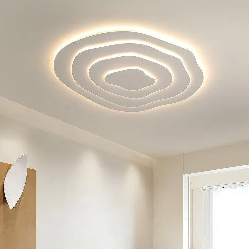 Plafonnier LED moderne design asymétrique finition crème, courbes artistiques, lumière modulable, métal et acrylique.