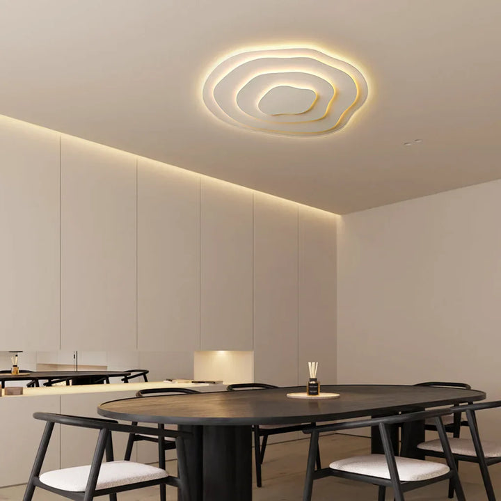 Plafonnier LED moderne design asymétrique finition crème, courbes artistiques, lumière modulable, métal et acrylique.
