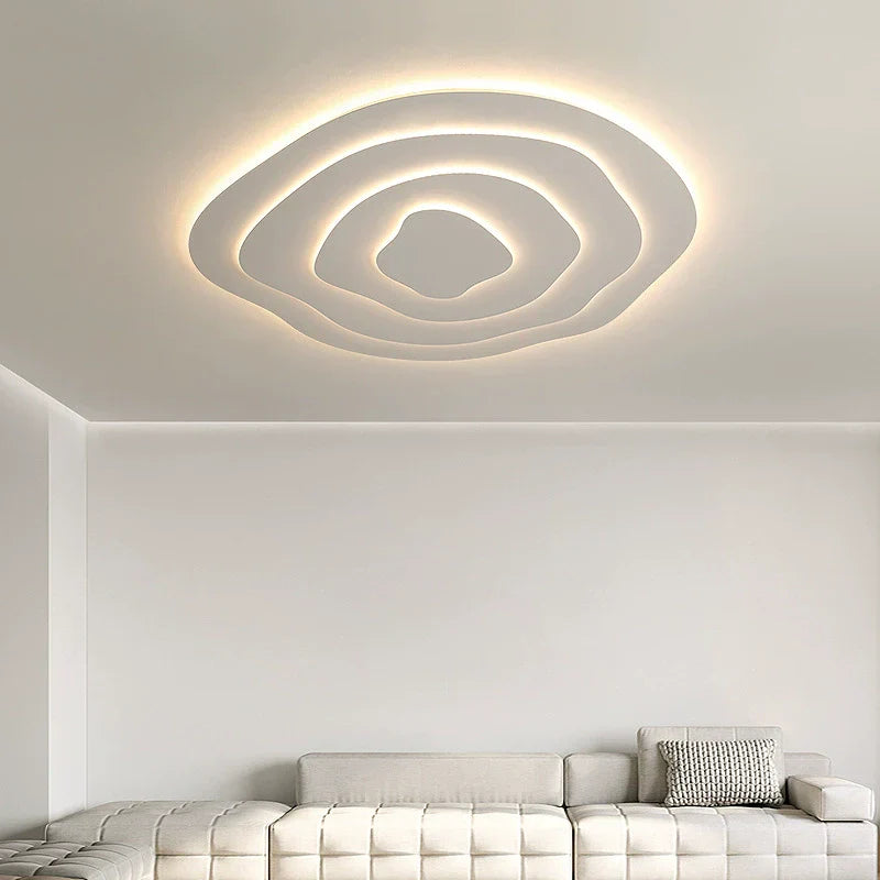 Plafonnier LED moderne design asymétrique finition crème, courbes artistiques, lumière modulable, métal et acrylique.
