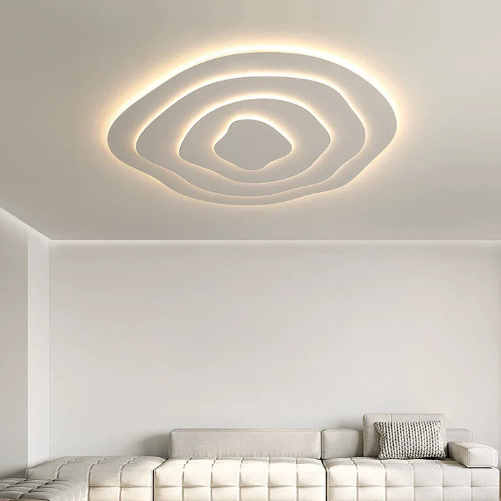 Plafonnier LED moderne design asymétrique finition crème, courbes artistiques, lumière modulable, métal et acrylique.