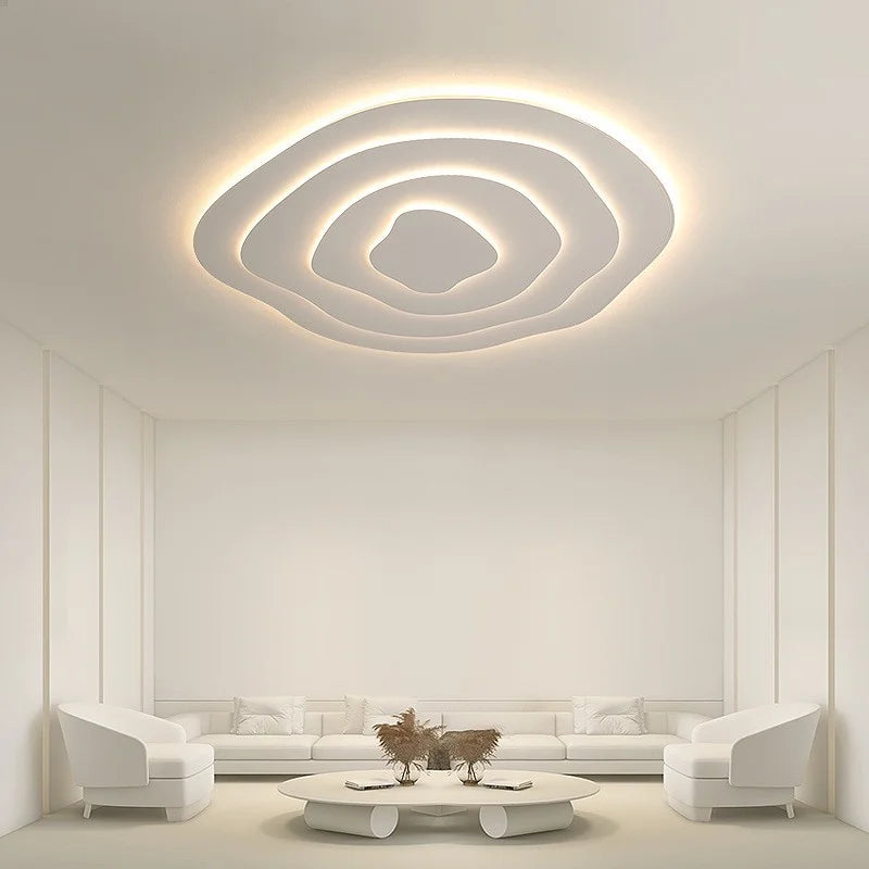 Plafonnier LED moderne design asymétrique finition crème, courbes artistiques, lumière modulable, métal et acrylique.