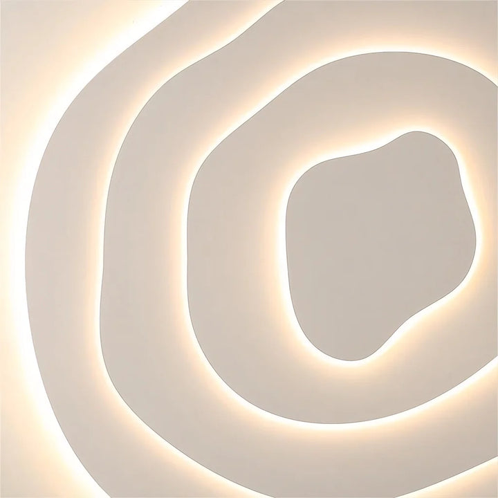 Plafonnier LED moderne design asymétrique finition crème, courbes artistiques, lumière modulable, métal et acrylique.