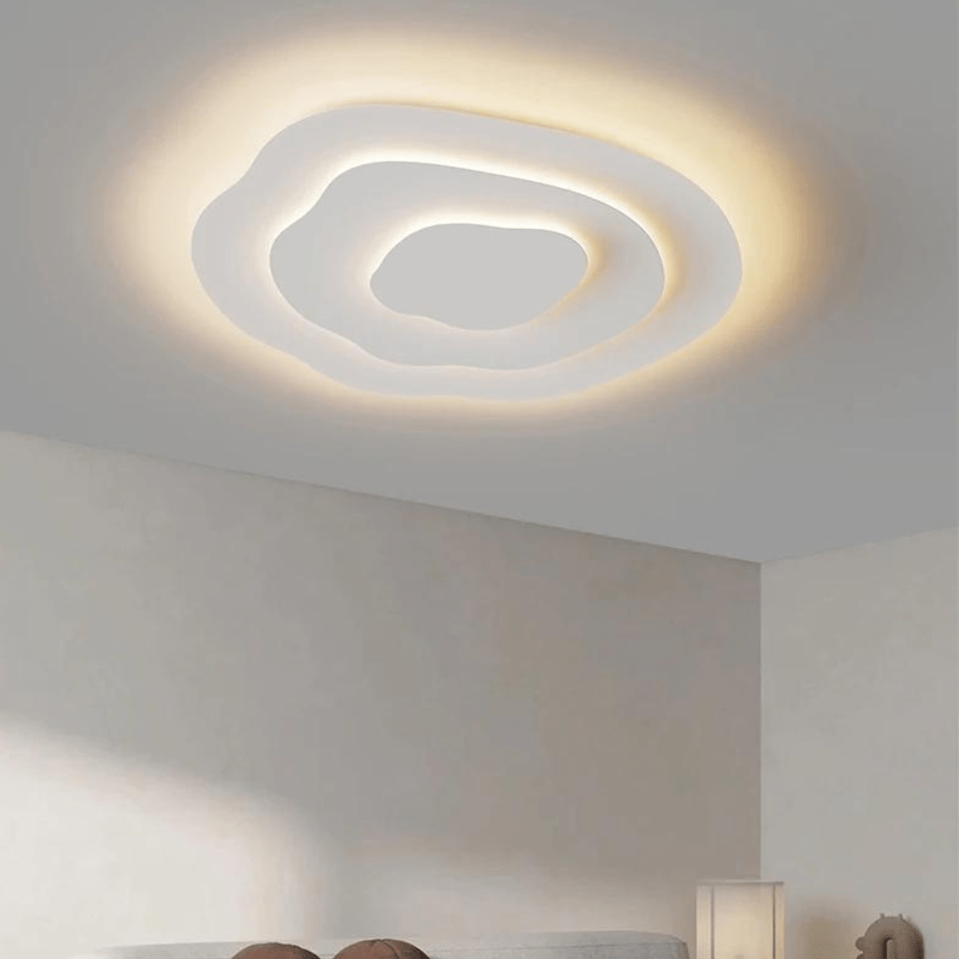 "Plafonnier moderne en spirale blanc LED illuminant élégamment salon ou chambre avec design sculptural."