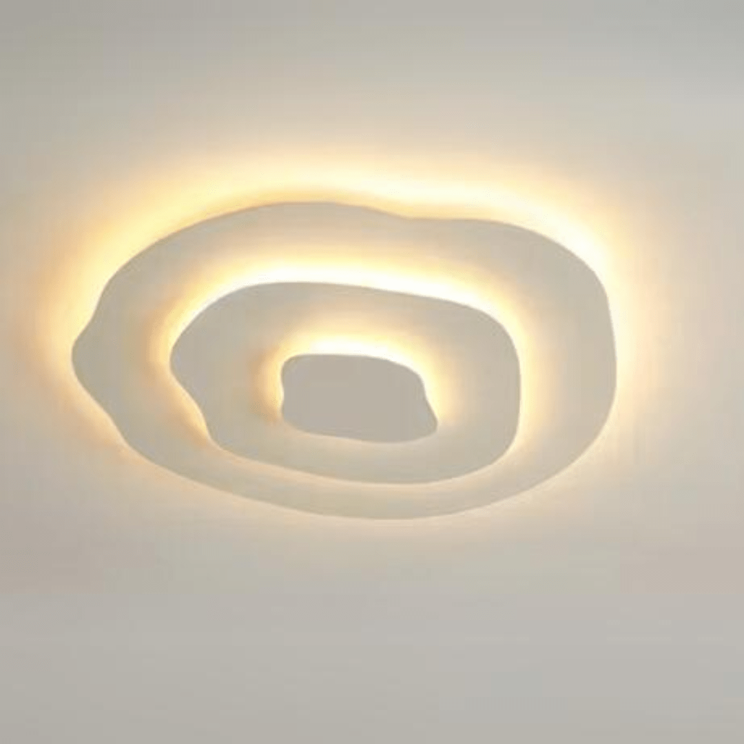 "Plafonnier moderne en spirale blanc LED illuminant élégamment salon ou chambre avec design sculptural."