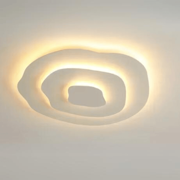 "Plafonnier moderne en spirale blanc LED illuminant élégamment salon ou chambre avec design sculptural."