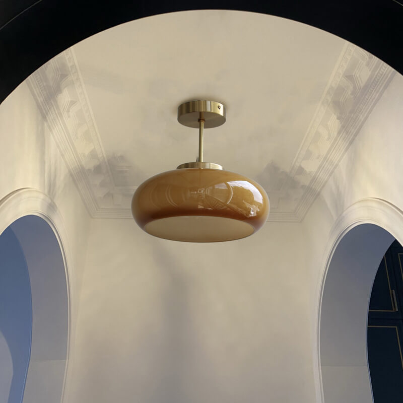 "Plafonnier vintage en laiton et verre jaune, design semi-flottant, éclairage doux, style rétro élégant pour intérieur."