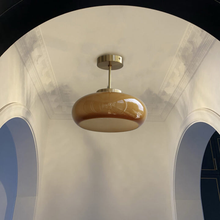 "Plafonnier vintage en laiton et verre jaune, design semi-flottant, éclairage doux, style rétro élégant pour intérieur."