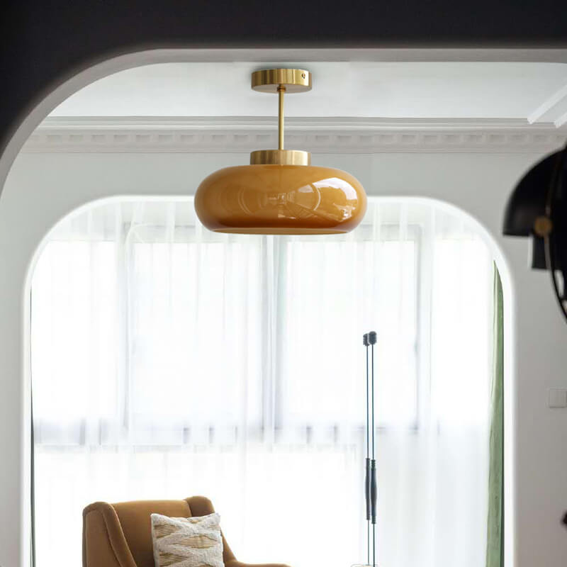 "Plafonnier vintage en laiton et verre jaune, design semi-flottant, éclairage doux, style rétro élégant pour intérieur."