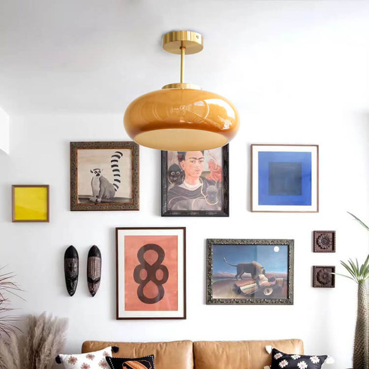 "Plafonnier vintage en laiton et verre jaune, design semi-flottant, éclairage doux, style rétro élégant pour intérieur."