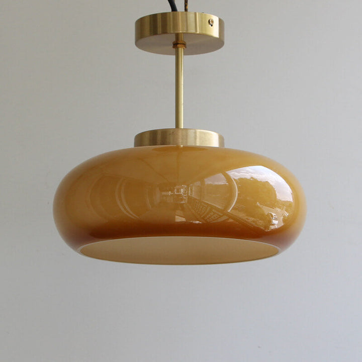 "Plafonnier vintage en laiton et verre jaune, design semi-flottant, éclairage doux, style rétro élégant pour intérieur."