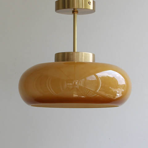 "Plafonnier vintage en laiton et verre jaune, design semi-flottant, éclairage doux, style rétro élégant pour intérieur."