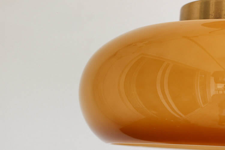 "Plafonnier vintage en laiton et verre jaune, design semi-flottant, éclairage doux, style rétro élégant pour intérieur."