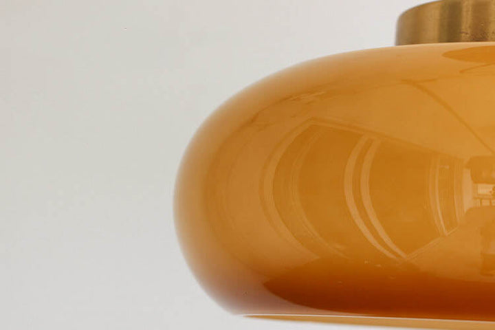 "Plafonnier vintage en laiton et verre jaune, design semi-flottant, éclairage doux, style rétro élégant pour intérieur."