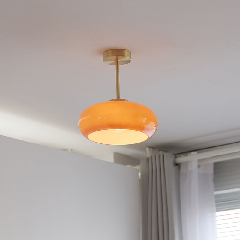 "Plafonnier vintage en laiton et verre jaune, design semi-flottant, éclairage doux, style rétro élégant pour intérieur."