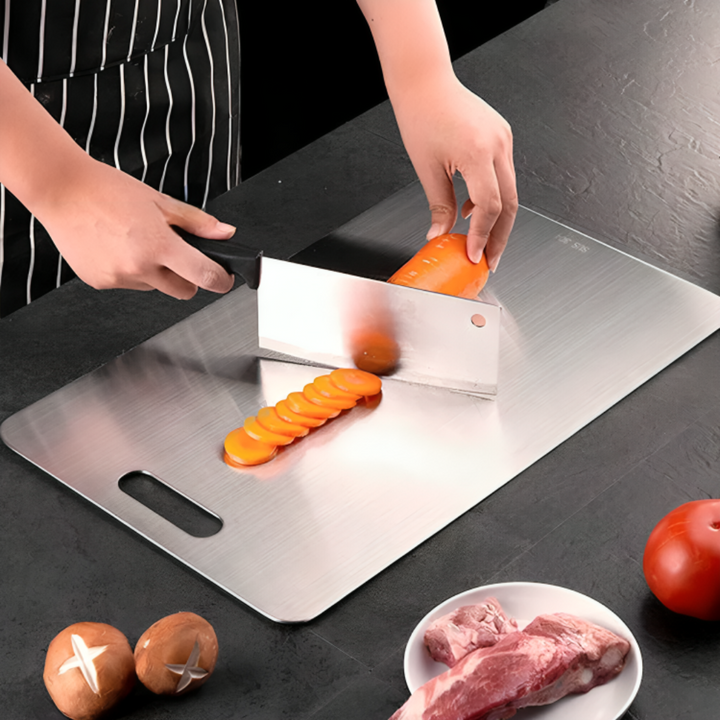"Planche à découper en titane antibactérienne et durable, résistant aux rayures, pour une utilisation sécurisée en cuisine."