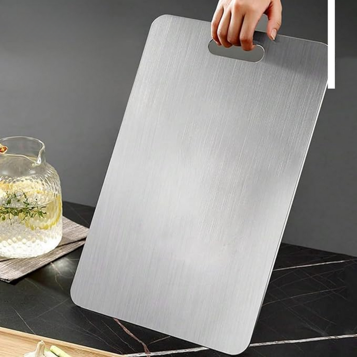 "Planche à découper en titane antibactérienne et durable, résistant aux rayures, pour une utilisation sécurisée en cuisine."
