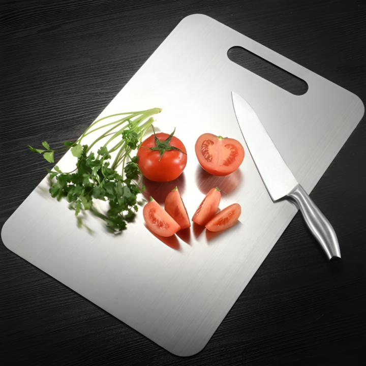 "Planche à découper en titane antibactérienne et durable, résistant aux rayures, pour une utilisation sécurisée en cuisine."