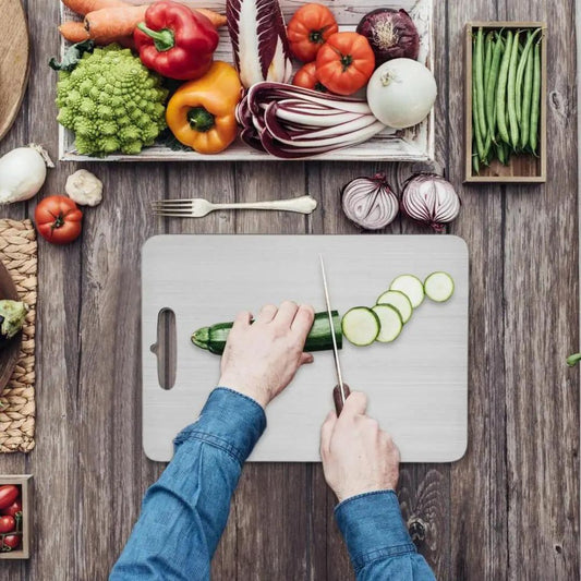 "Planche à découper en titane robuste, surface élégante et hygiénique pour cuisine moderne, anti-odeur et durable."