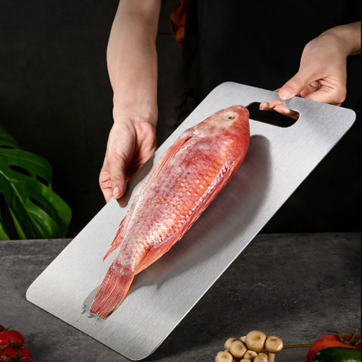 "Planche à découper en titane robuste, surface élégante et hygiénique pour cuisine moderne, anti-odeur et durable."