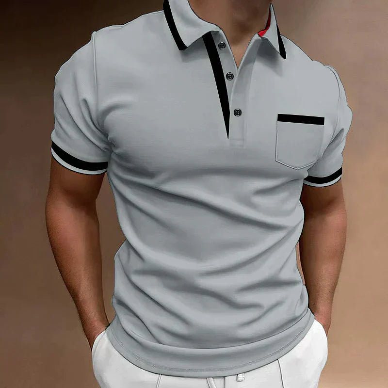 "Polo ajusté homme avec détails contrastés noirs, manches courtes et col à boutons, élégant et stylé pour un look soigné."