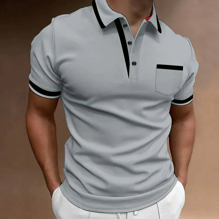 "Polo ajusté homme avec détails contrastés noirs, manches courtes et col à boutons, élégant et stylé pour un look soigné."