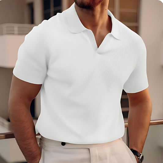 "Polo classique d'été pour homme, léger et respirant, parfait pour un style chic sous la chaleur estivale."