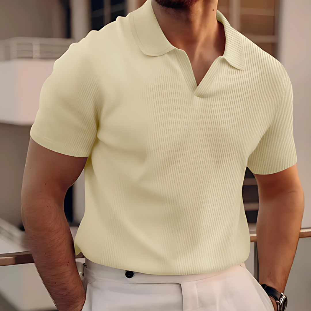 "Polo classique d'été pour homme, léger et respirant, parfait pour un style chic sous la chaleur estivale."