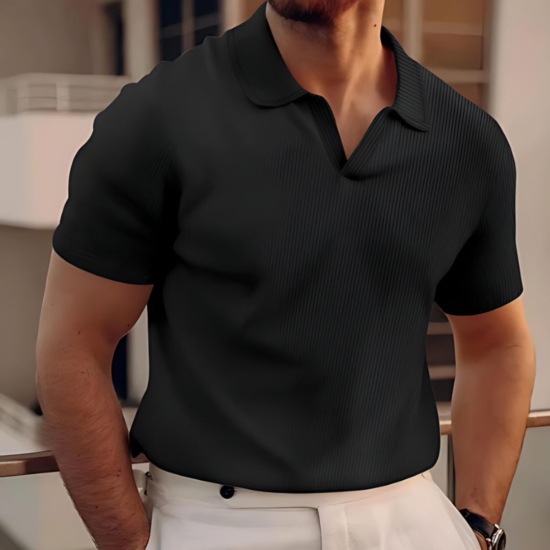 "Polo classique d'été pour homme, léger et respirant, parfait pour un style chic sous la chaleur estivale."
