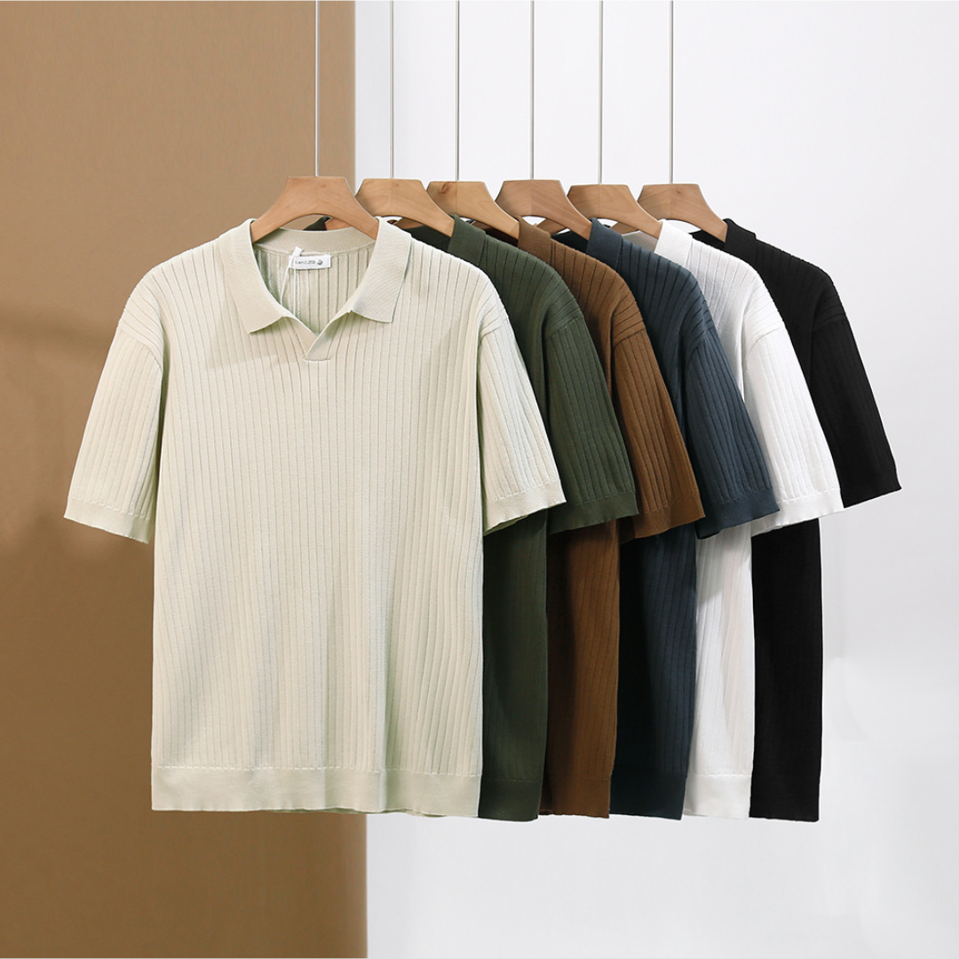 "Polo côtelé beige chic sans boutons, col polo, mailles fines, motif vertical, idéal pour un style estival élégant."