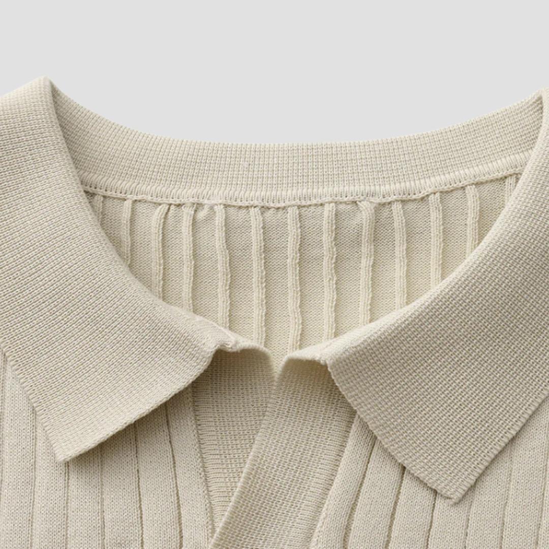 "Polo côtelé beige chic sans boutons, col polo, mailles fines, motif vertical, idéal pour un style estival élégant."