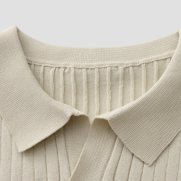 "Polo côtelé beige chic sans boutons, col polo, mailles fines, motif vertical, idéal pour un style estival élégant."