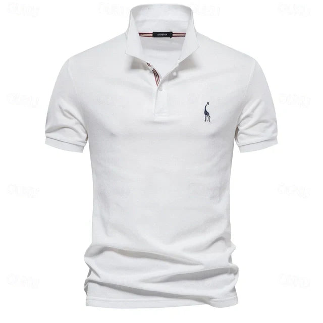 "Polo d'été homme bleu, léger et respirant, coupe moderne pour confort et style lors des chaudes journées."