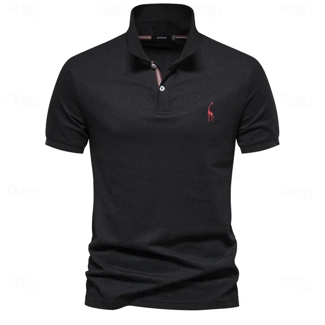 "Polo d'été homme bleu, léger et respirant, coupe moderne pour confort et style lors des chaudes journées."
