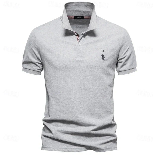 "Polo d'été homme bleu, léger et respirant, coupe moderne pour confort et style lors des chaudes journées."