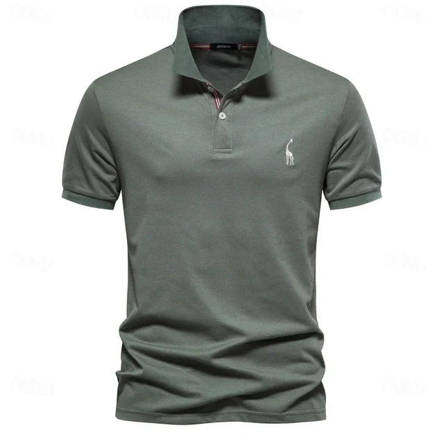 "Polo d'été homme bleu, léger et respirant, coupe moderne pour confort et style lors des chaudes journées."