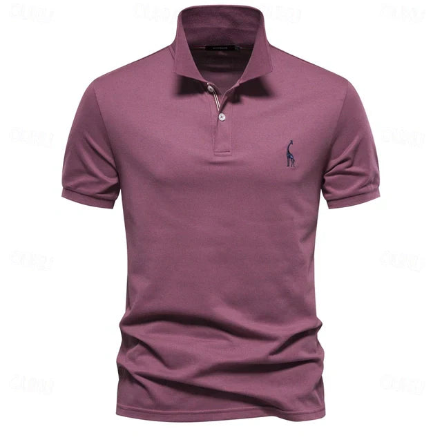 "Polo d'été homme bleu, léger et respirant, coupe moderne pour confort et style lors des chaudes journées."