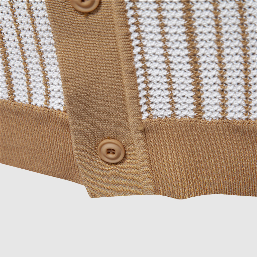 Polo homme chic en tissu strié SilkenWeave, col classique, gris clair, parfait pour l'été et les occasions décontractées.