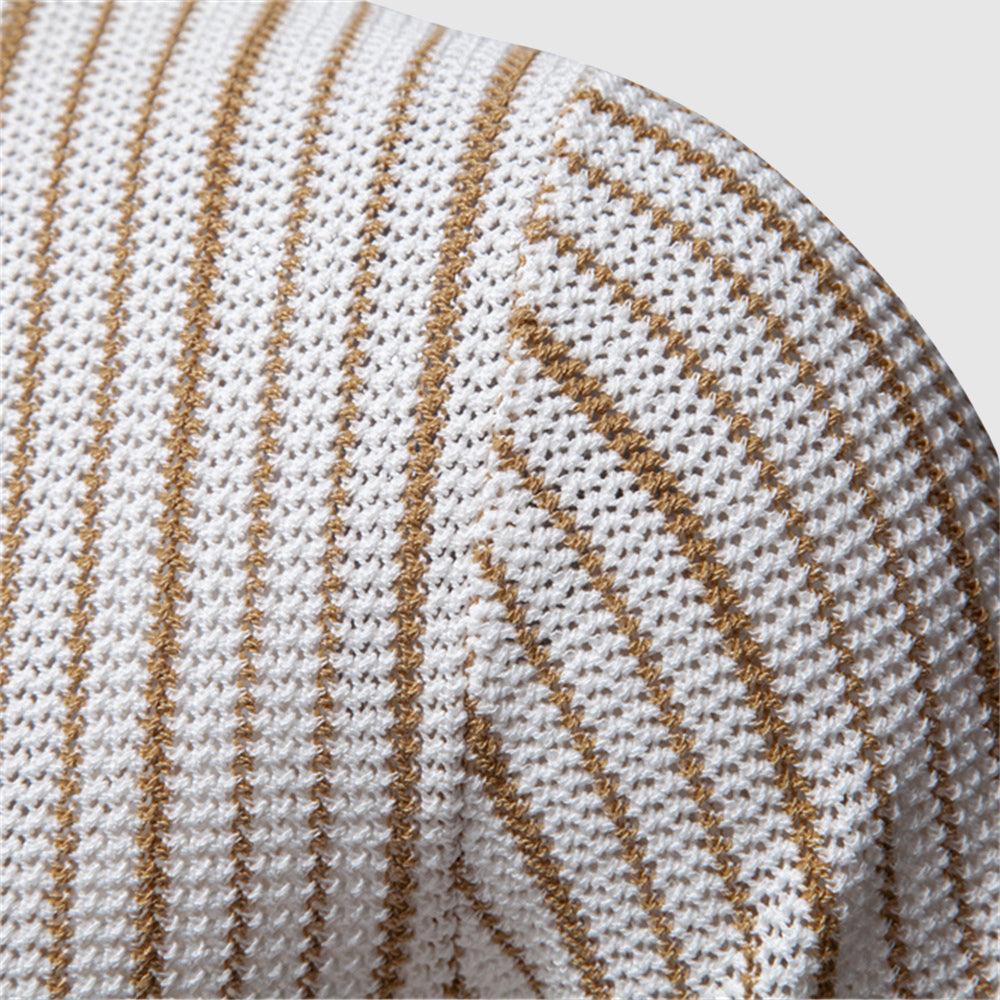 Polo homme chic en tissu strié SilkenWeave, col classique, gris clair, parfait pour l'été et les occasions décontractées.