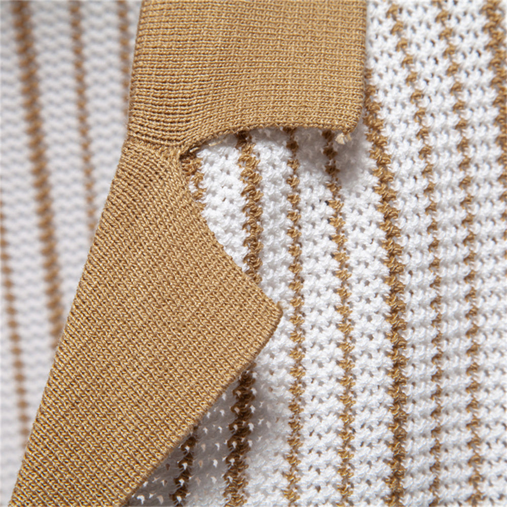 Polo homme chic en tissu strié SilkenWeave, col classique, gris clair, parfait pour l'été et les occasions décontractées.
