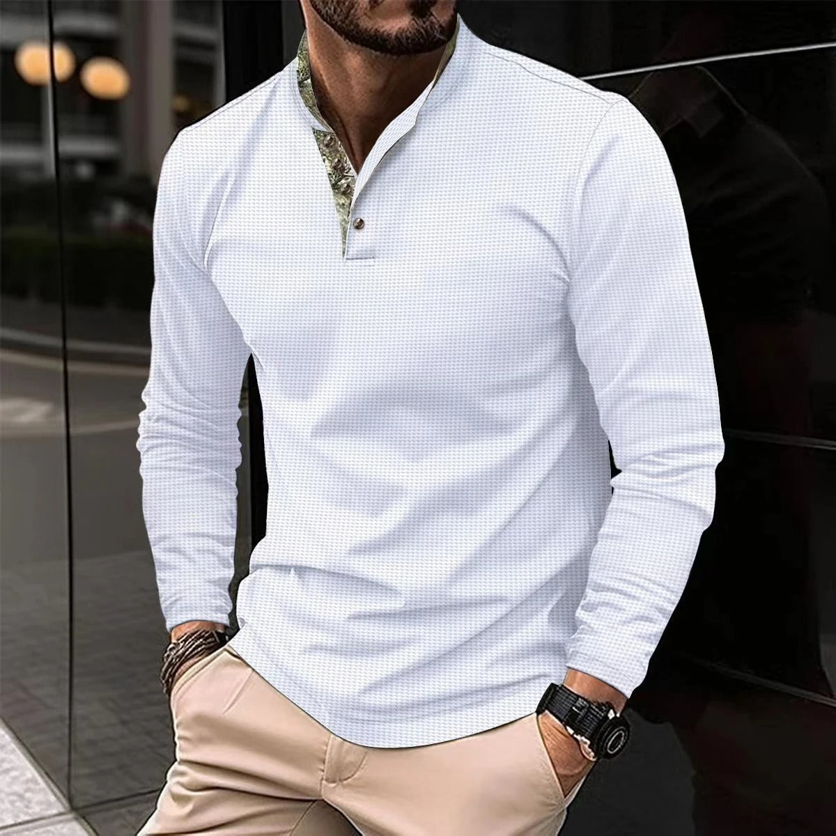 "Polo homme manches longues vert armée, élégant et confortable avec col coloré, idéal pour toutes occasions."