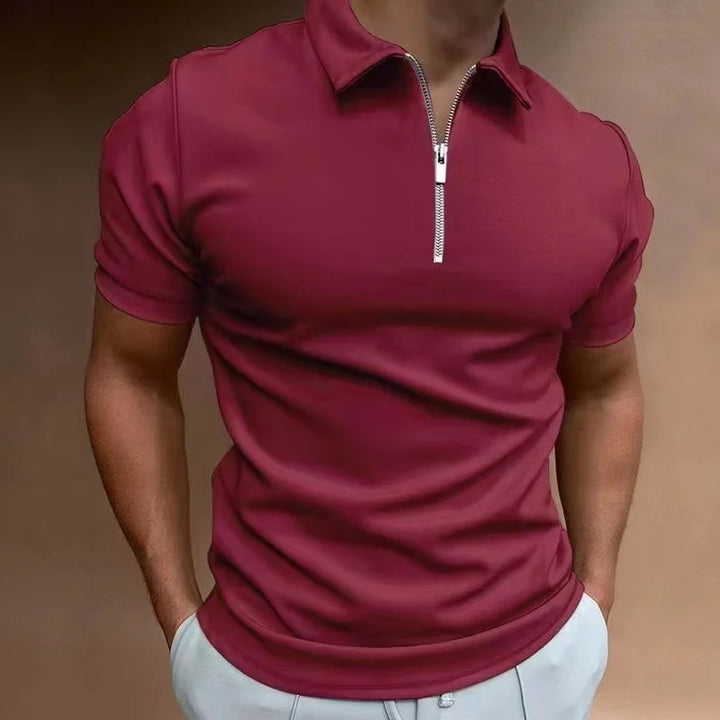 "Polo homme moderne, couleur vive, fermeture éclair, tissu lisse, manches courtes, style élégant et décontracté."