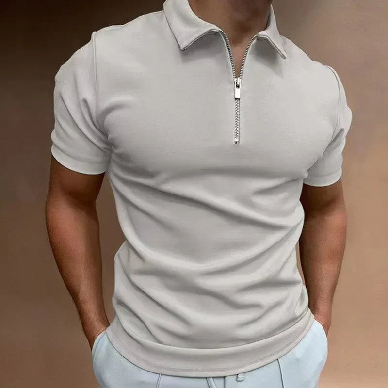 "Polo homme moderne, couleur vive, fermeture éclair, tissu lisse, manches courtes, style élégant et décontracté."